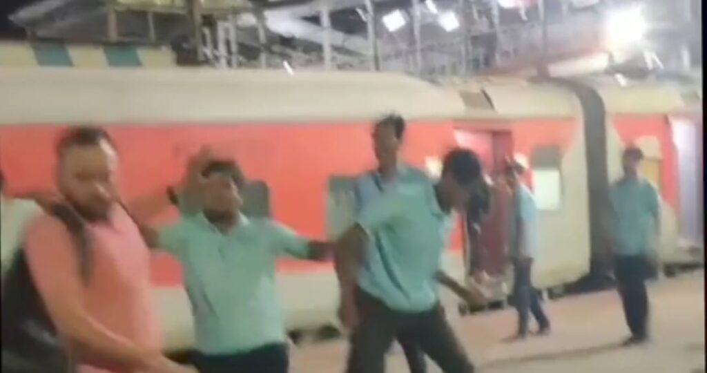 कोच अटेंडेंस की गुं’डागर्दी ; दो यात्रियों की जमकर की पि’टाई ; एफआईआर के बाद हुई गिरफ्तारी