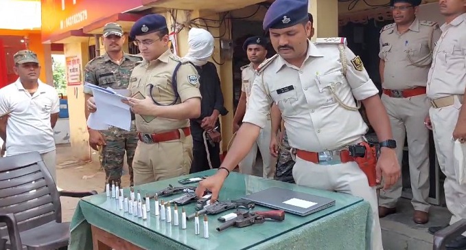 बिहार का कु’ख्यात अ’पराधी हथियार और श’राब के साथ गिरफ्तार ; नेटवर्क खं’गालने में जुटी पुलिस
