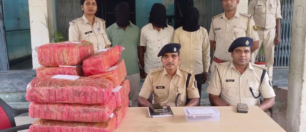 पुलिस ने 57 किलो गां’जा के साथ तीन त’स्करों को किया गि’रफ्तार