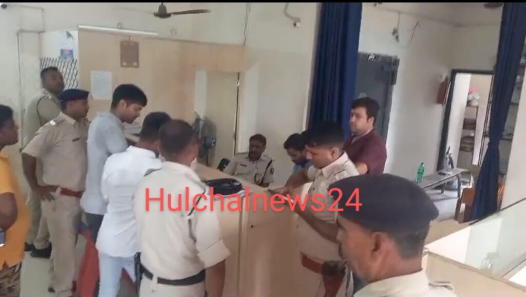 सारण में दि’नदहाड़े सेंट्रल बैंक से करीब ₹10 लाख की लू’ट ; दर्जन भर अ’पराधियों ने दिया घटना को अंजाम