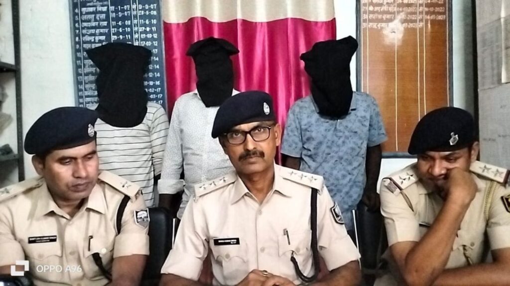 बैंक मैनेजर ही निकला चो’र ; चो’री की रकम जमीन खो’दकर की गई बरामद
