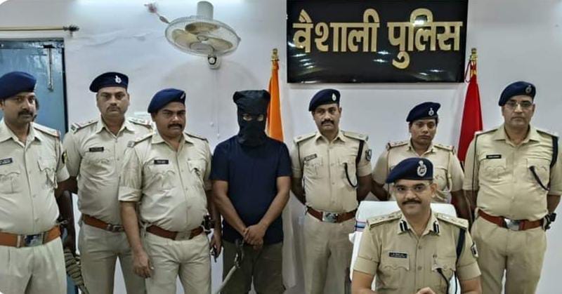 50 हजार का इनामी कु’ख्यात, वाहन का नंबर प्लेट बदल करता था श’राब की त’स्करी, हुई गिरफ्तारी