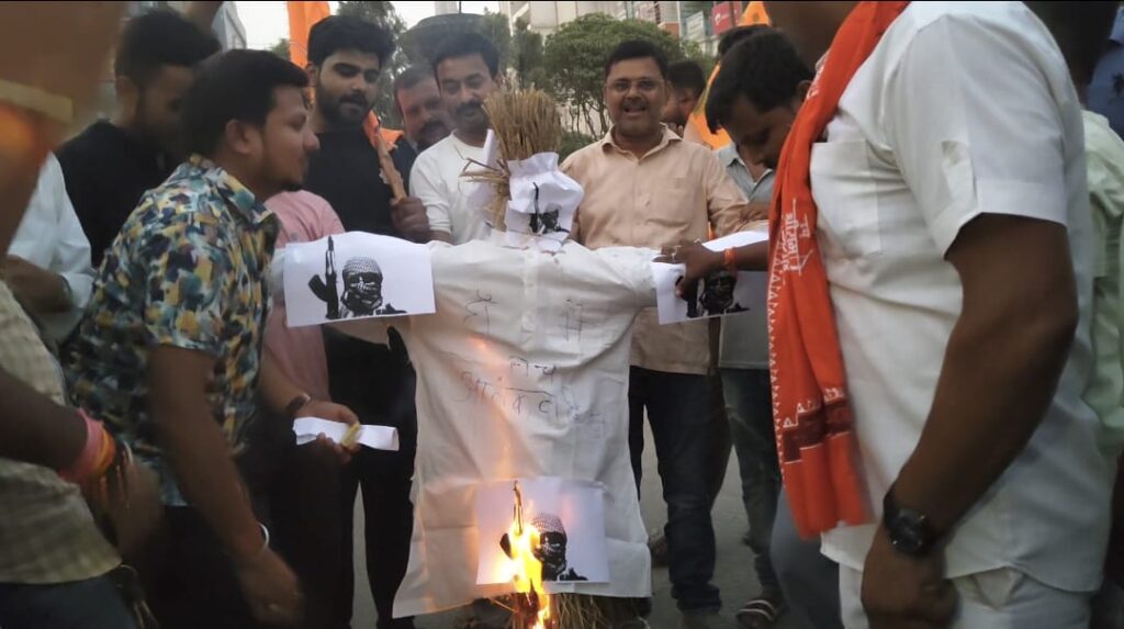 शिवखोड़ी से वैष्णो माता दर्शन के लिए जा रहे तीर्थ यात्रियों के जत्थे पर हमले के विरोध में विश्व हिंदू परिषद बजरंग दल ने आ’तंकवादियों का फूं’का पु’तला