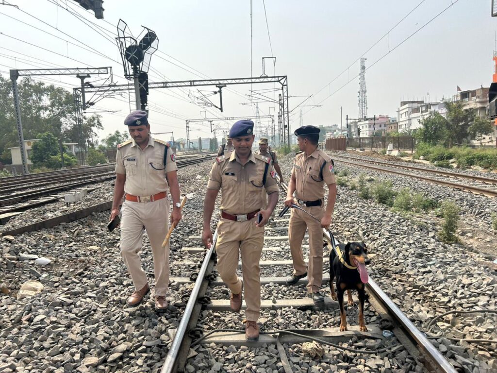 आरपीए ने यात्रियों की सुरक्षा को ले छपरा जंक्शन से गौतम स्थान रेलवे स्टेशन तक किया ट्रैक पेट्रोलिंग