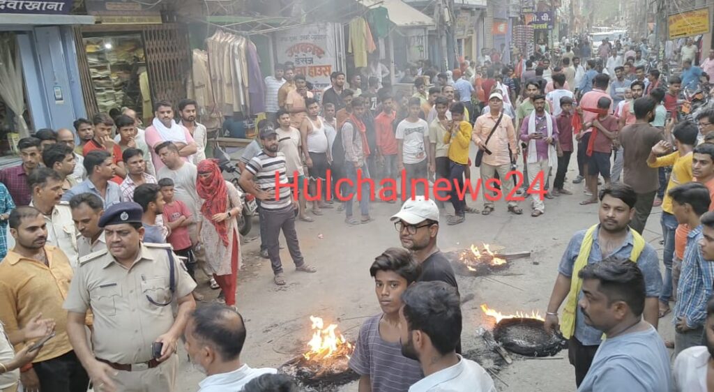 बिजली संकट से नाराज शहर वासियों ने सोनार पट्टी एवं खनुआ के मध्य सड़क पर टायर ज’लाकर किया प्र’दर्शन ; सड़क के दोनों तरफ लगी वाहनों की लंबी कतार