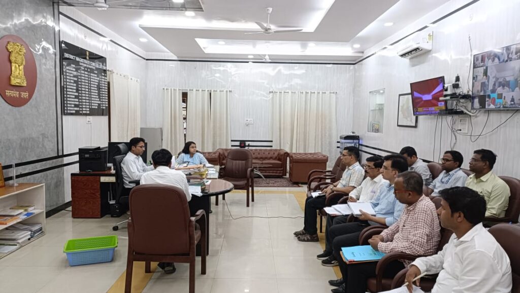 पंचायत सरकार भवन निर्माण एवं ग्रामीण सोलर स्ट्रीट लाइट योजना की डीएम ने की समीक्षा, दिया आवश्यक निर्देश