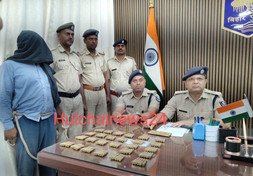 कोईलवर में गैंगवार के एक आरोपी को सारण पुलिस ने भारी संख्या में जिंदा कारतूस के साथ किया गिरफ्तार ; अवैध बालु खनन में हुई थी दो ह’त्या
