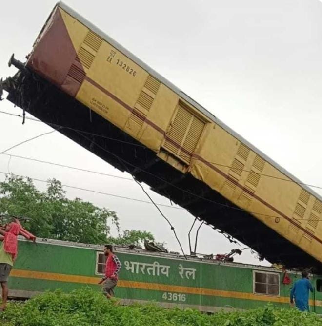 कंचनजंघा एक्सप्रेस हादसे के बाद उस रूट की इन ट्रेनों को किया गया डायवर्ट ; पांच मौत करीब दो दर्जन घायल