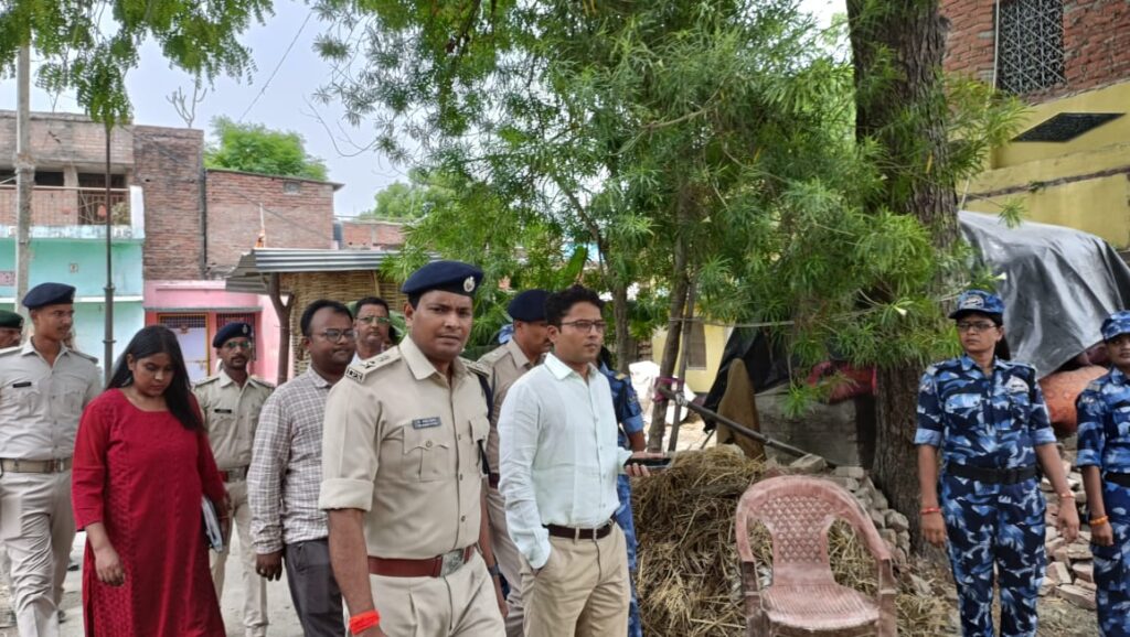 दो पक्षों के बीच झड़प के बाद डीएम व एसपी ने निरीक्षण के उपरांत विधि व्यवस्था को ले दंडाधिकारी व पुलिस बल किया प्रतिनियुक्त