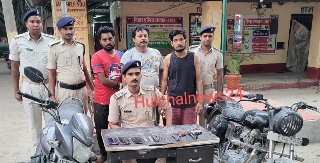 मोबाइल में पिस्टल का फोटो दिखाकर खोजने थे ग्राहक ; पुलिस ने तीन हथियार तस्करों को दो पिस्टल एवं पांच गोली के साथ किया गिरफ्तार
