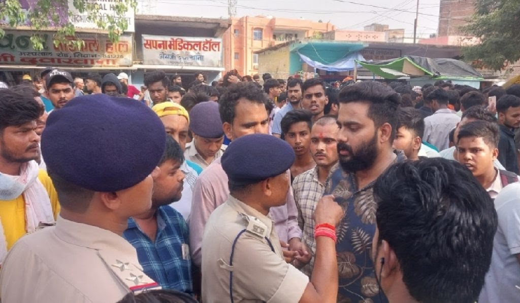 अपराधियों ने दिनदहाड़े ताबड़तोड़ फायरिंग कर कोर्ट कर्मी को मौत के घाट उतारा ; आक्रोशित लोगों ने सड़क जाम कर किया प्रदर्शन
