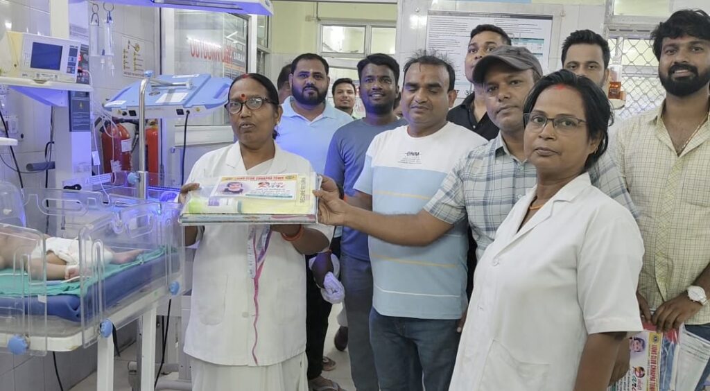 बेटियों के जन्म पर छपरा नगर निगम के महापौर ने एसएनसीयू में भर्ती नवजात के लिए दिया बेबी किट