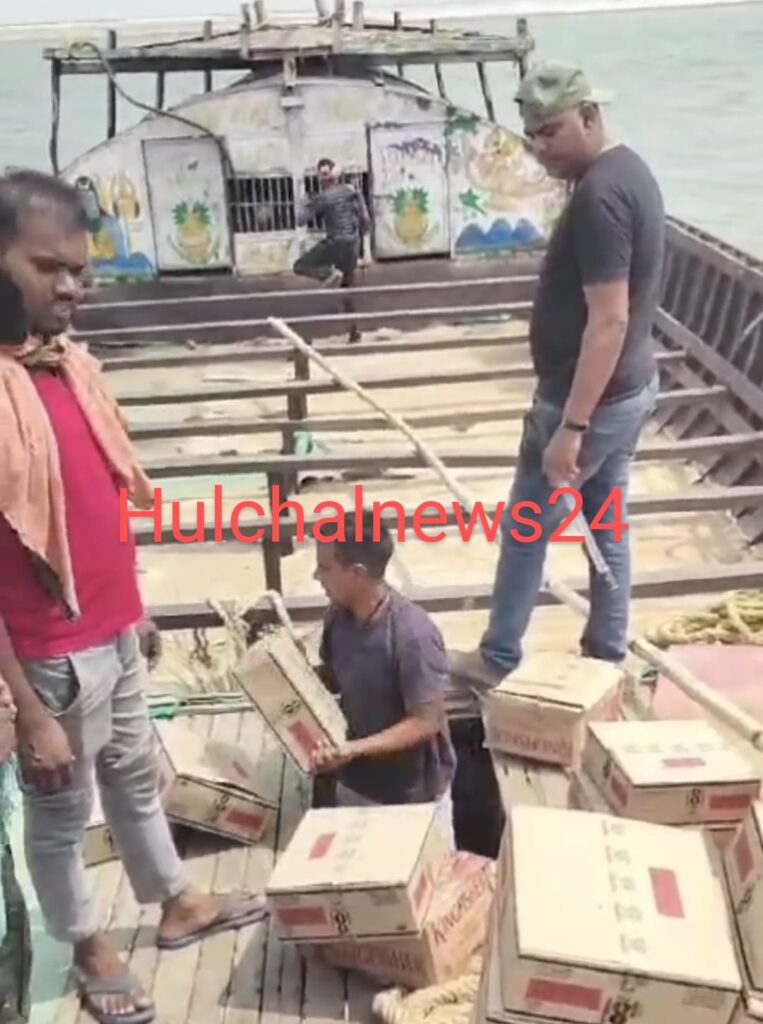 नाव में बालू नहीं तहखाना बनाकर भरा पड़ा था विदेशी शराब ; पहुंची पुलिस तो भागे कारोबारी