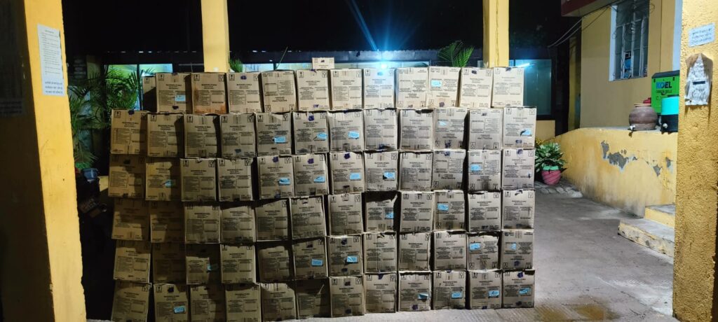 ट्रक में ऊपर भरा था भूसा नीचे से निकला 71 कार्टन विदेशी शराब ; ट्रक जब्त कर एक तस्कर को पुलिस ने किया गिरफ्तार