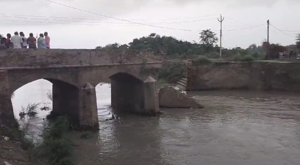 सारण में गंडकी नदी पर बना दूसरा पुल भी गिरा ; अब तीसरे की बारी, किया गया बैरिकेडिंग