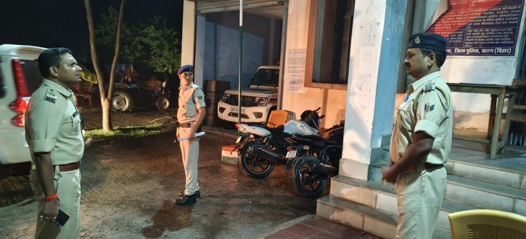 सारण एसपी ने रात्रि गश्ती का निरीक्षण के दौरान संतरी को किया सम्मानित तो दो थानेदार से मांगा स्पष्टीकरण