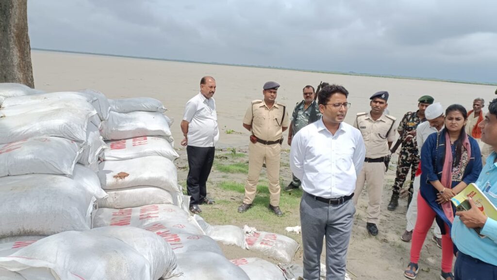 डीएम ने सारण तटबंध का किया निरीक्षण ; सतत निगरानी का दिया निर्देश