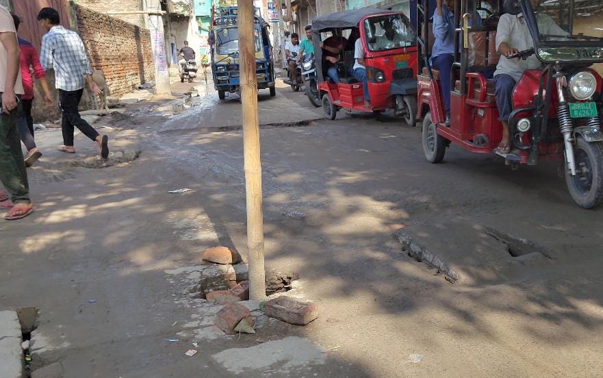 नाले में खंभा लगा दुर्घटना को रोकने का प्रयास ; यह छपरा है ! बरसात में ऐसे नजारे लगभग सभी मोहल्ले में मिल जाएंगे