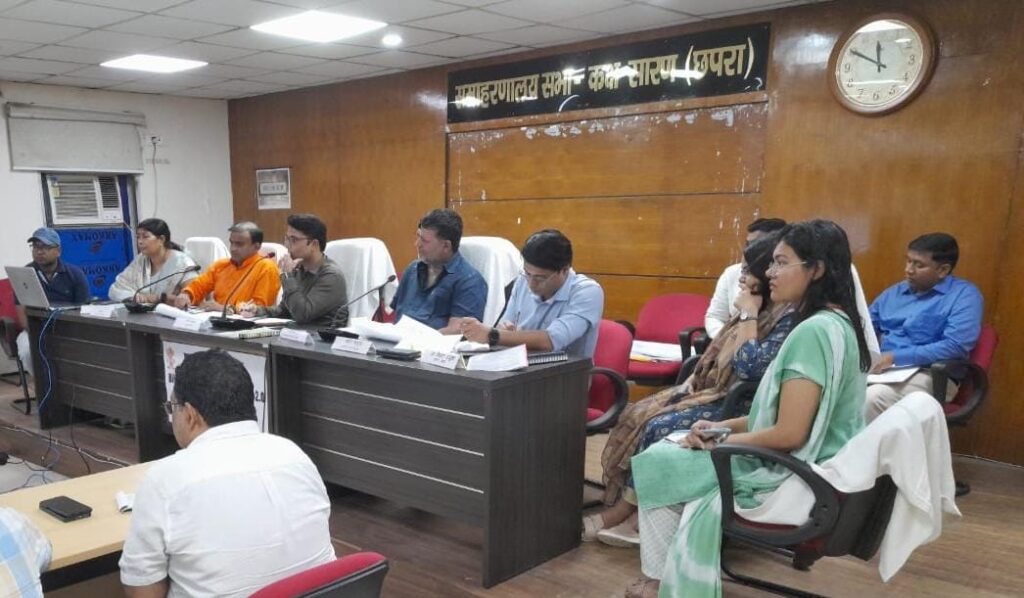 छपरा शहर को जलजमाव से मुक्ति व नालियों को अतिक्रमण मुक्त करा सफाई को लेकर डीएम ने नगर निगम आयुक्त व एसडीओ को दिया आवश्यक निर्देश ; समाहरणालय में जनप्रतिनिधियों के साथ बैठक में लिया गया निर्णय