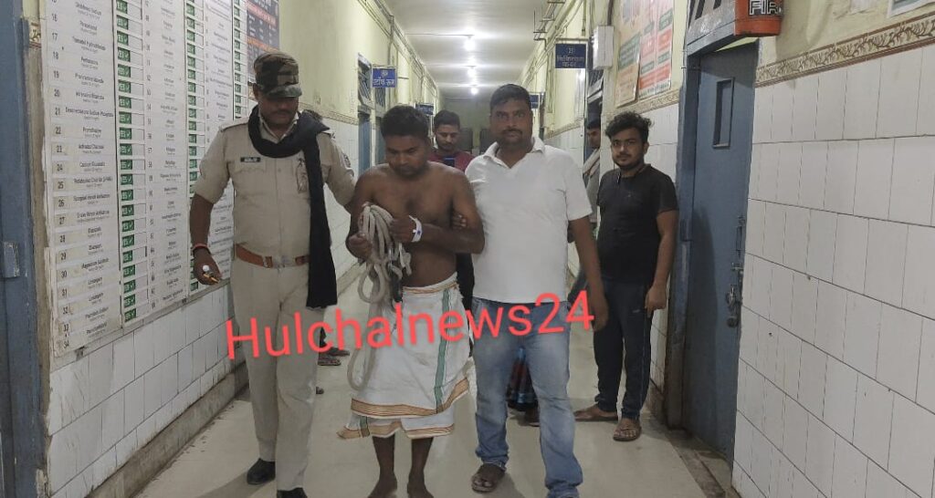 रंगे हाथ पकड़े गए बाइक चोर की भीड़ ने जमकर की कुटाई ; पुलिस ने कराया भर्ती