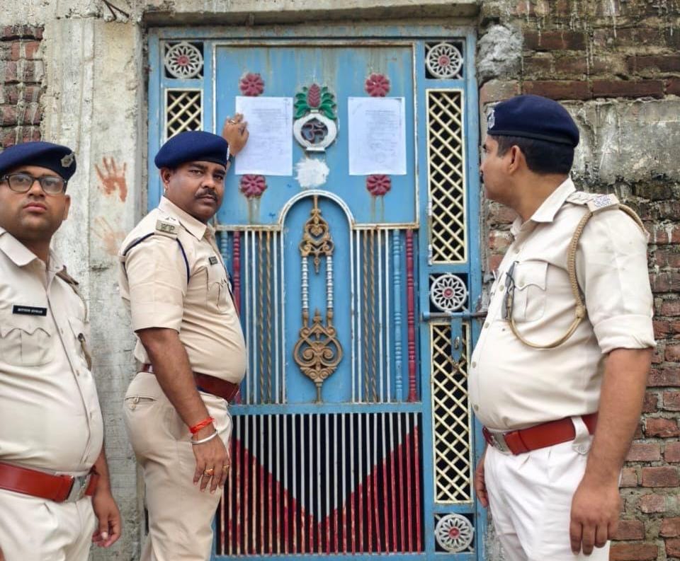 दो अधिवक्ता चर्चित हत्या मामले में फरार चल रहे पांच अभियुक्तों के घर चस्पाया गया इश्तिहार