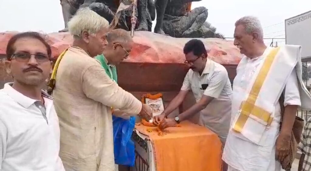 भोजपुरी के शेक्सपियर की पुण्यतिथि पर प्रशासन पूरी तरह रहा उदासीन ; माल्यार्पण तो दूर भिखारी चौक स्थल की साफ सफाई करना भी प्रशासन ने नहीं समझा मुनासिब