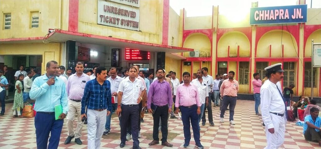 पूर्वोत्तर रेलवे के अपर महाप्रबन्धक ने गोरखपुर-छपरा रेल खण्ड का विण्डो ट्रेलिंग किया निरीक्षण