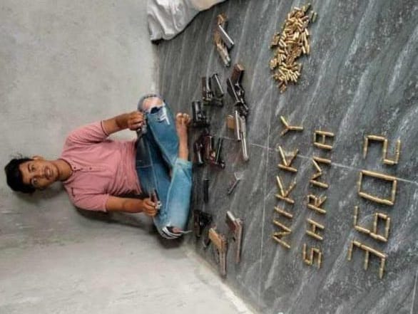 सोशल मीडिया पर हथियारों के जखीरा के साथ वायरल वीडियो के आधार पर पुलिस ने किया गिरफ्तार ; हथियार बरामद 