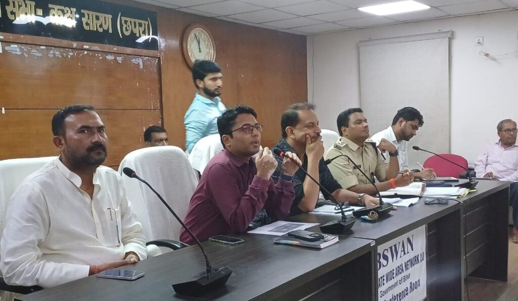 यातायात व्यवस्था सुगम बानाये रखने को लेकर सारण सांसद ने समाहरणालय सभागार में पदाधिकारियों के साथ किया विचार-विमर्श