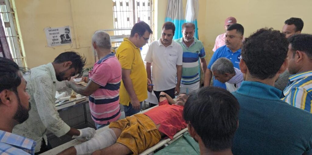 बाइक सवार अपराधियों ने पूर्व मुखिया के भाई को मारी गोली ; अस्पताल में भर्ती