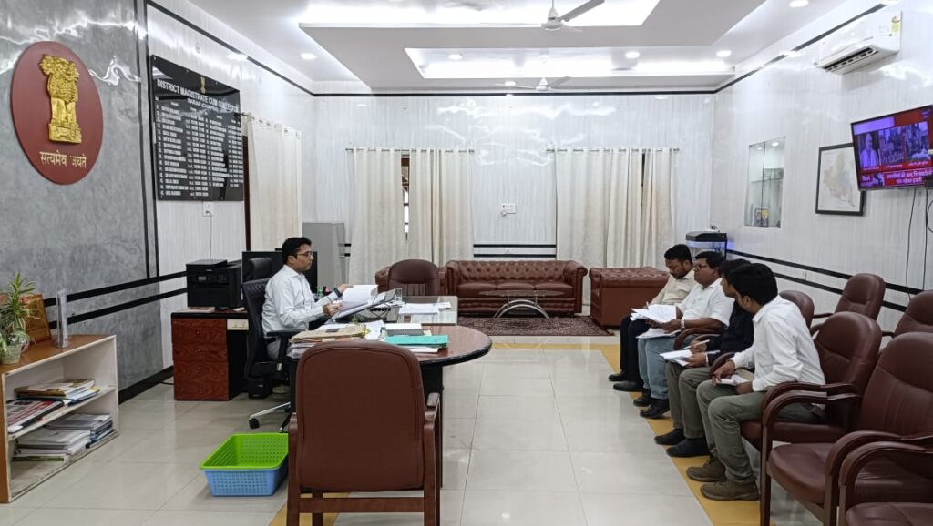 सारण डीएम ने भवन प्रमंडल के निर्माण कार्य प्रगति की समीक्षा कर निर्धारित समय सीमा के अंतर्गत कार्यों को पूरा करने का दिया निर्देश