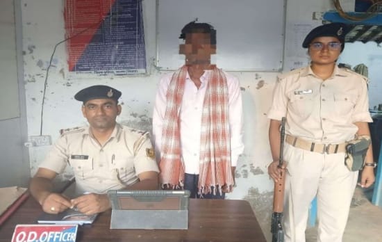 वर्षों से फरार चल रहे नक्सली को पुलिस ने दबोचा ; कई कांडो में पुलिस को थी तलाश