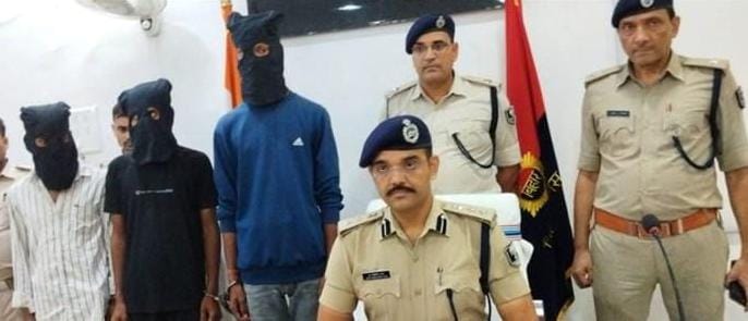 लूटपाट में शामिल तीन अपराधियों को पुलिस ने किया गिरफ्तार ; लूट की बाइक और देसी पिस्टल भी जब्त