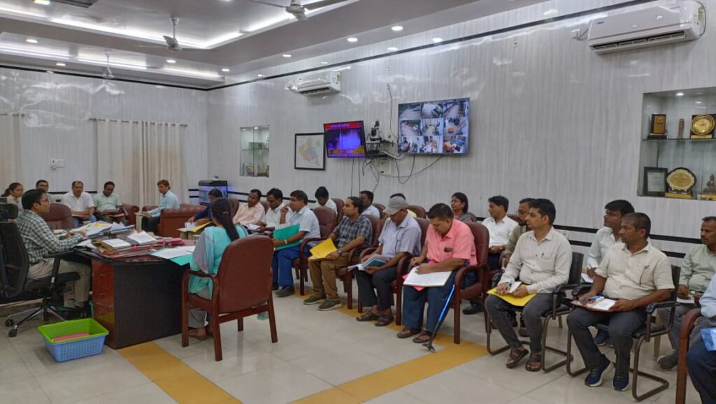 कृषि टास्क फोर्स की बैठक में डीएम ने जिला के किसानों के लिए संचालित विभिन्न योजनाओं की ली जानकारी