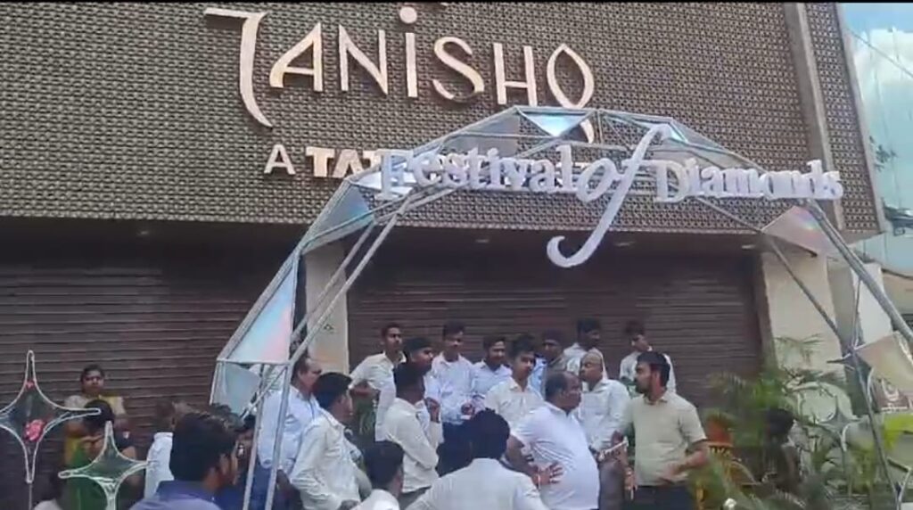 तनिष्क शोरूम से करीब 20 करोड़ के डायमंड एवं गोल्ड आभूषण की लूट ; लुटेरों ने कर्मियों एवं ग्राहकों को बनाया बंधक