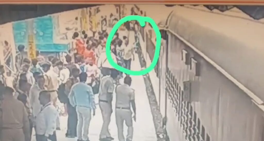 ट्रेन पर चढ़ने के क्रम में गिरा यात्री ; आरपीएफ के जवानों ने ट्रेन के नीचे जाने से बचाया