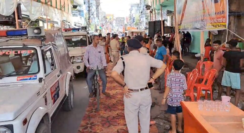 कांवरिया सेवा शिविरों में बज रहे डीजे को पुलिस ने किया जब्त तो कांवरियों व सेवा दलों ने किया जमकर हंगामा