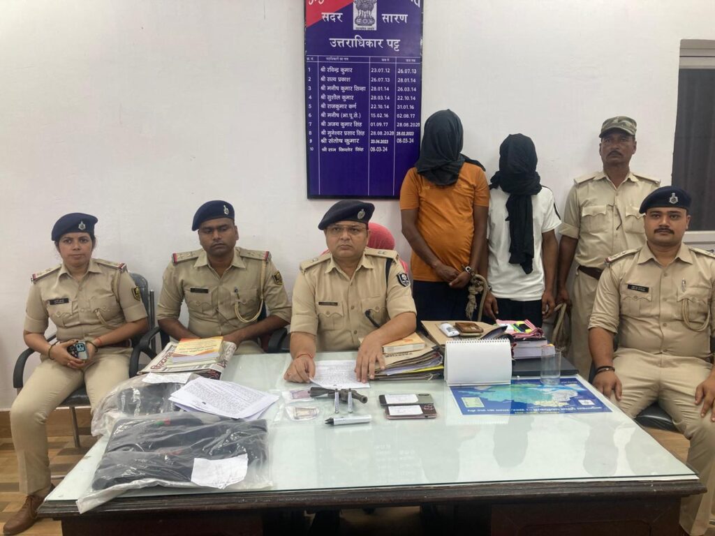 हाईवे पर लूट करने वाले दो अपराधियों को पुलिस ने हथियार के साथ किया गिरफ्तार