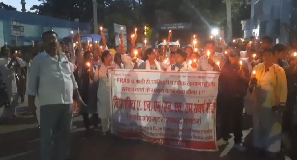 स्वास्थ्य विभाग के संविदा कर्मियों ने कैंडल मार्च निकालकर सरकार के खिलाफ जताया रोष