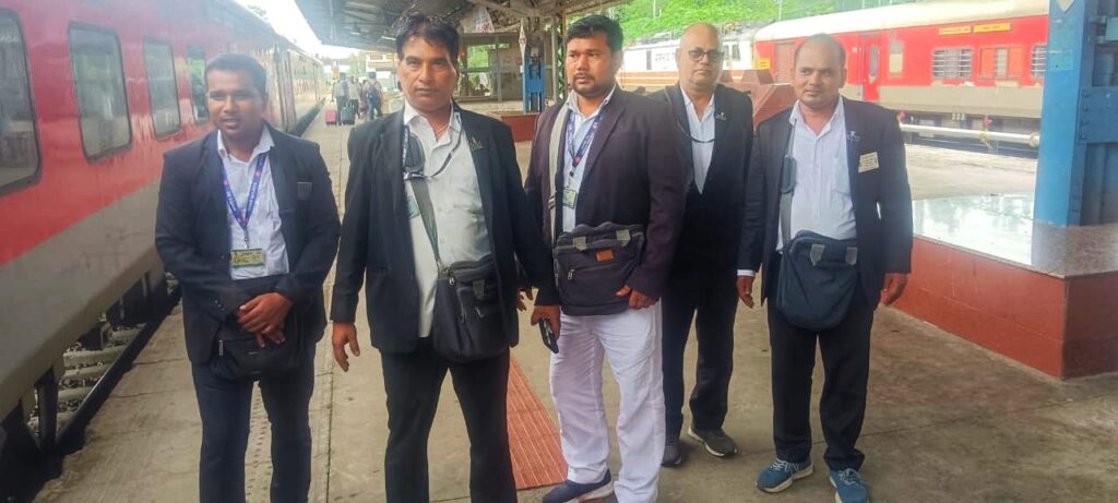 छपरा -वाराणसी रेलखंड पर सभी ट्रेनों में चलाया गया सघन टिकट चेकिंग अभियान