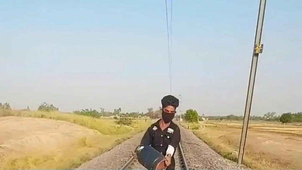 रेलवे ट्रैक पर खतरनाक स्टंट करने वाले यूट्यूबर को RPF ने किया गिरफ्तार 