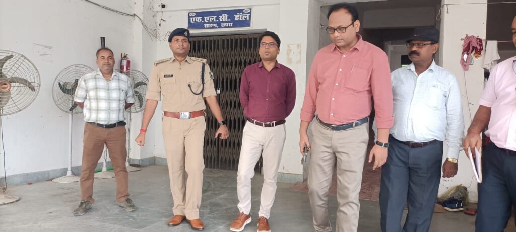 सारण डीएम व एसपी ने किया इवीएम वेयरहाउस का निरीक्षण ; कैम्पस में किया पौधा रोपण