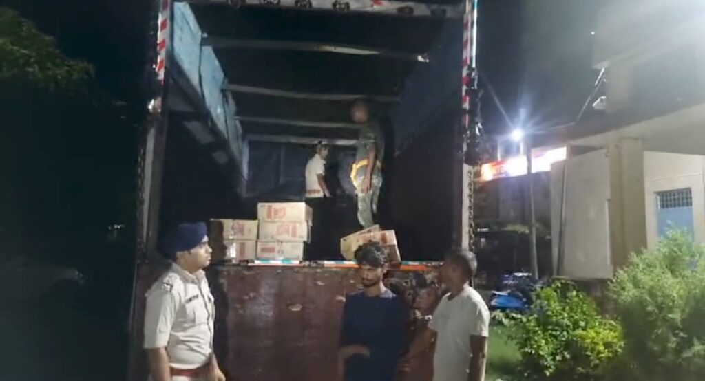 सारण पुलिस और एएलटीएफ टीम ने एक ट्रक विदेशी शराब के साथ कारोबारी चालक को किया गिरफ्तार