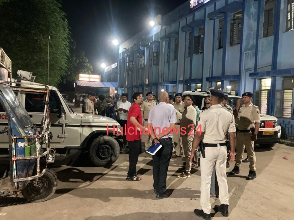 सरकारी दवा की चोरी व खुले बाजार में बिक्री के खुलासा के बाद डीएम ने छपरा सदर अस्पताल का किया निरीक्षण ; इमरजेंसी वार्ड में भर्ती मरीजों से पूछताछ के बाद कैंपस में खड़ी दो एम्बुलेंस पर कार्रवाई का दिया आदेश, एक हिरासत में