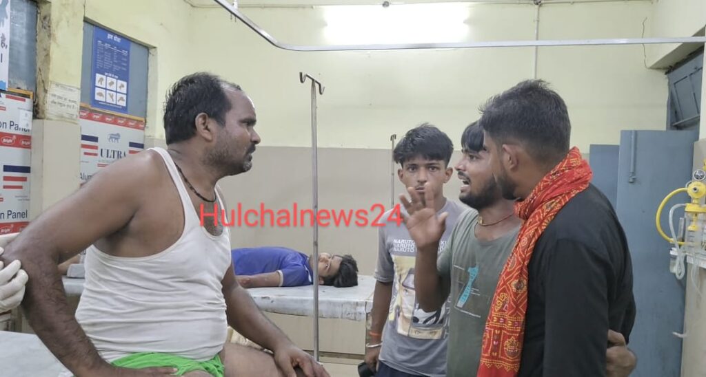 अनियंत्रित बालू लदे ट्रक ने बाइक में मारी टक्कर ; पत्नी की मौत पति और पुत्र दोनों घायल