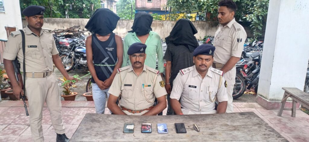 मोबाइल लूट कर भाग रहे तीन लुटेरों को ग्रामीणों ने पीछा कर पकड़ पिटाई के बाद पुलिस को सौंपा