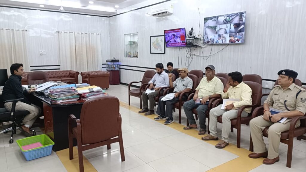 जिले में अवैध बालू खनन और परिवहन की रोकथाम के लिए डीएम ने बढ़ाई 8 चेकपोस्ट