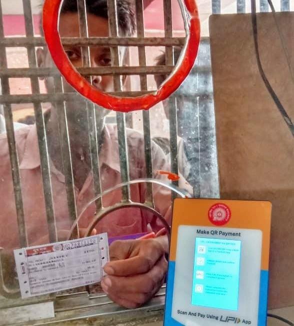 वाराणसी मंडल रेलवे सभी यूटीएस एवं पीआरएस टिकट काउंटरों पर टिकटों के भुगतान के लिए लगा रहा क्यूआर डिवाइस