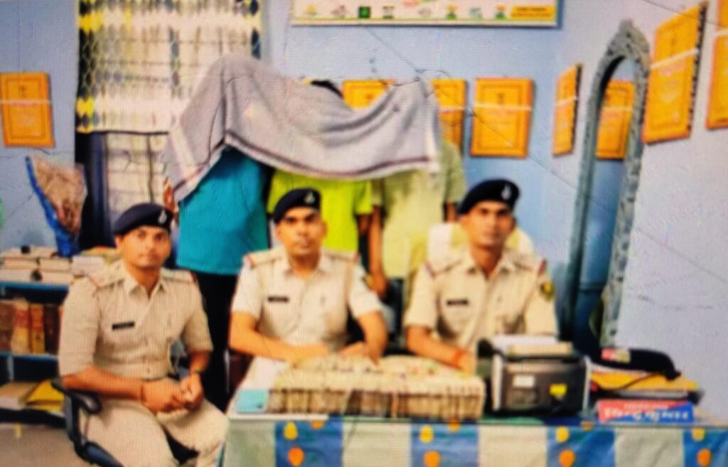 ₹14.38 लाख व नोट गिनने की मशीन के साथ तीन गिरफ्तार