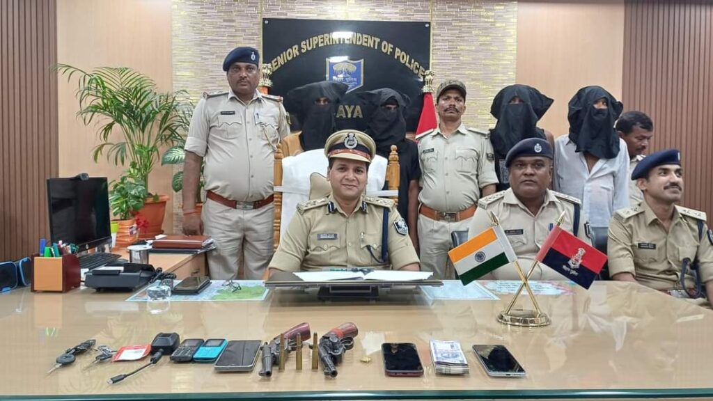 पुलिस ने 4 अपराधियों को 2 कट्टा, बाइक और 35 हजार रुपए के साथ किया गिरफ्तार